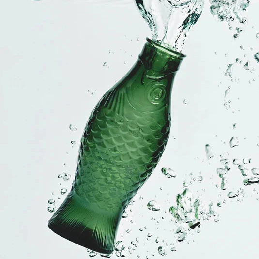 Carafe poisson en verre vert bouteille par Paola Navone - Serax