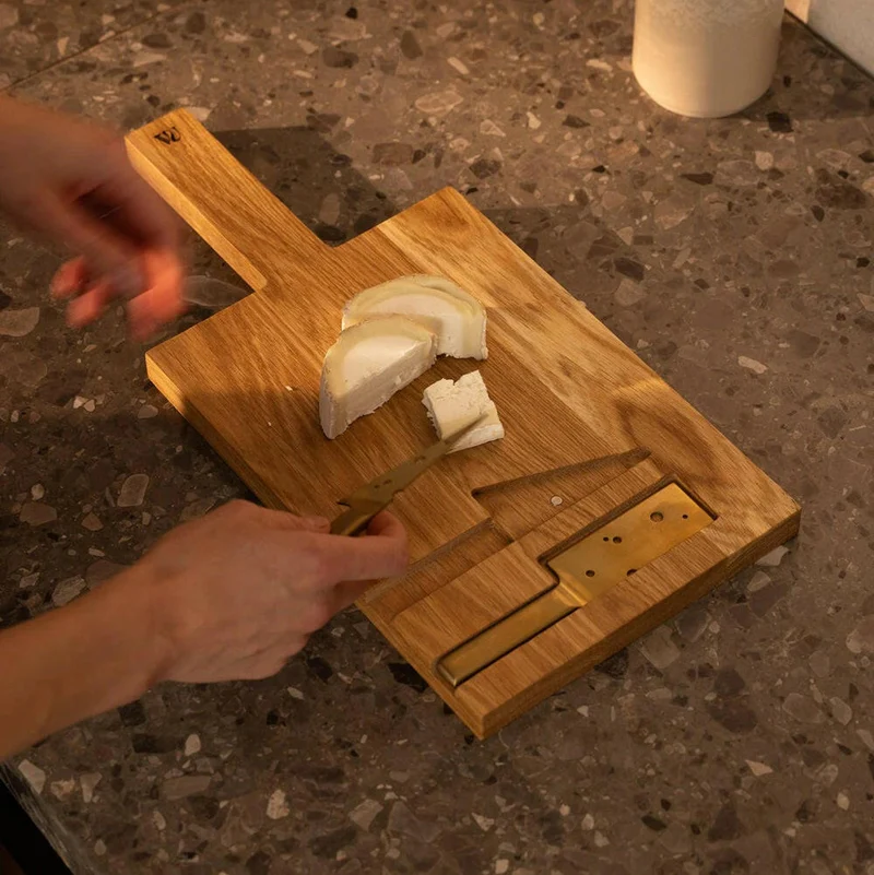Plateau à fromage en chêne avec couteaux intégrés