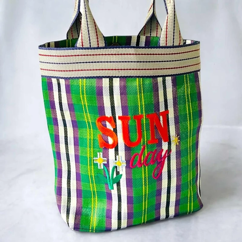Sac cabas carré en plastique recyclé coloré rayé et brodé