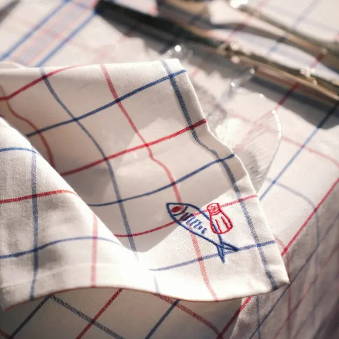 Serviettes à carreaux bleu en coton recyclé et broderie Sardines : set de 2