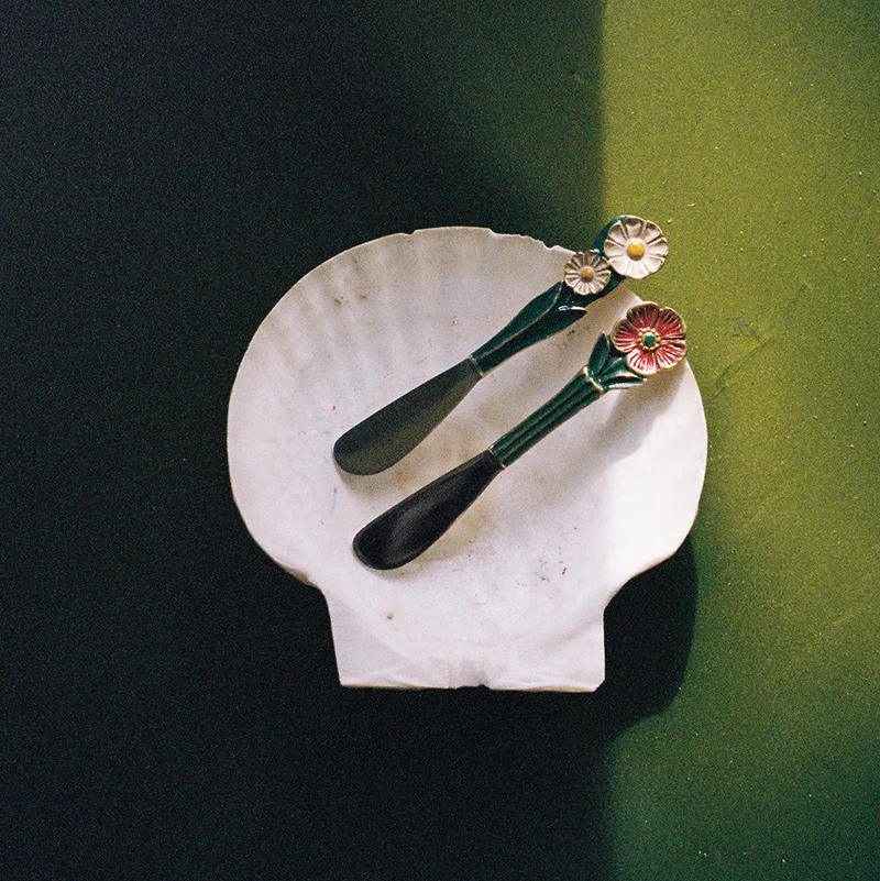 Set de 2 couteaux à beurre en laiton doré et fleurs incrustées