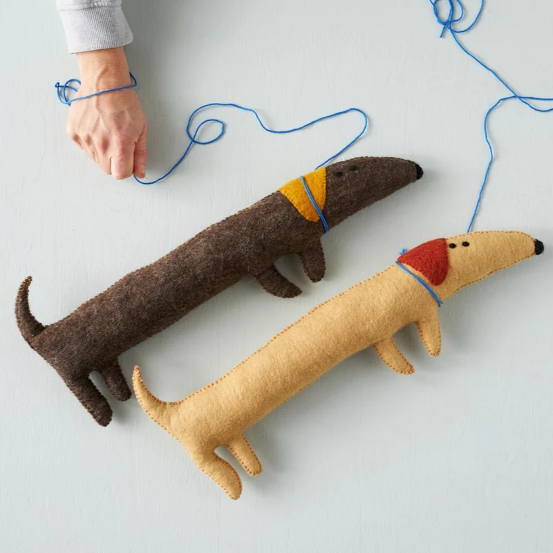 Peluche Chien-saucisse en laine feutrée