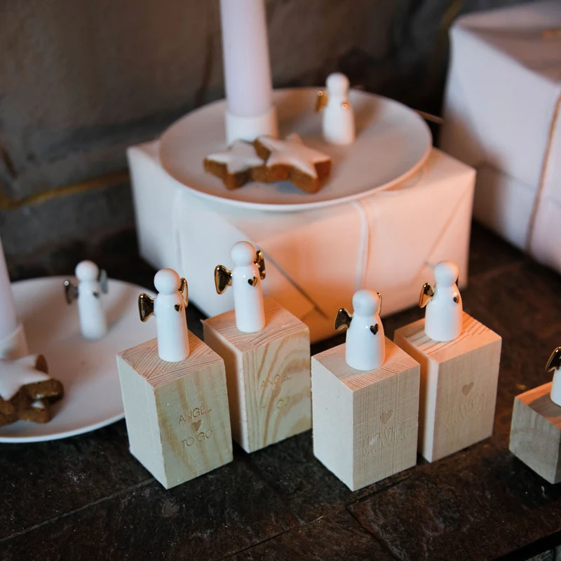 Petit ange porte-bonheur en porcelaine – avec coffret bois