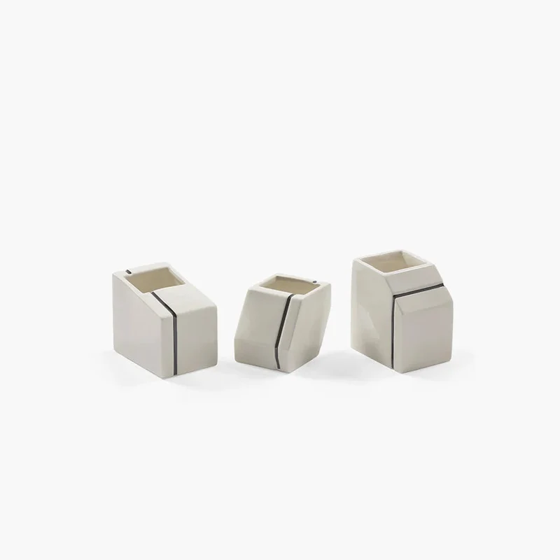 Vases blancs par 3, collection Silos par Plan C - Serax