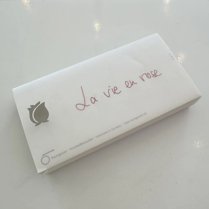 Bloc-notes décoratif sur un support de chêne avec un clou "Rose"
