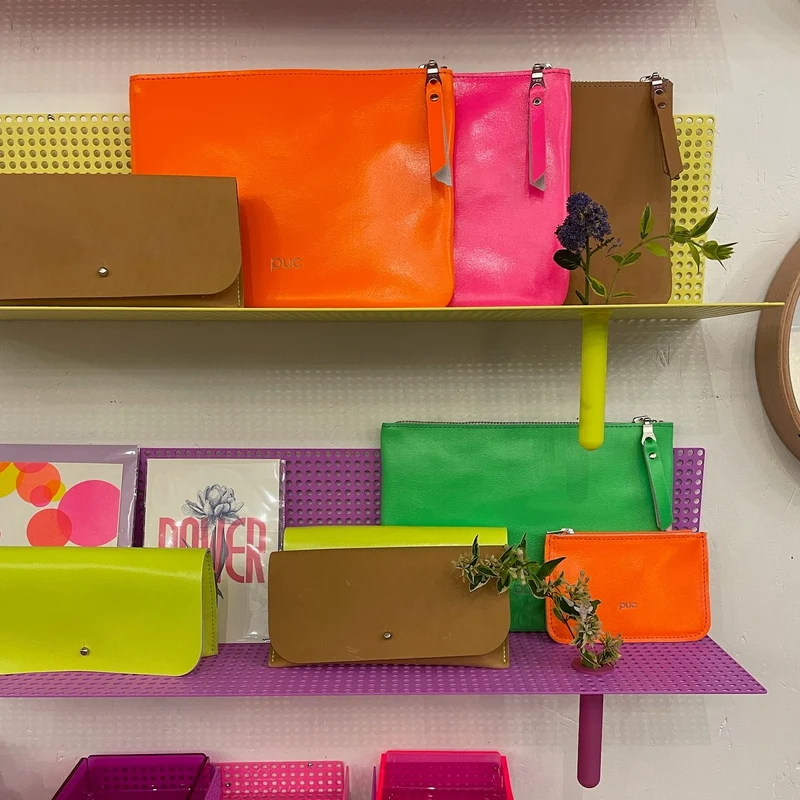Étagère murale en métal perforé design - Pink stories