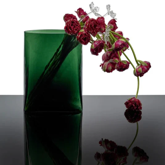 Vase Josephine en verre vert et son soliflore de Kris Van Assche - Serax