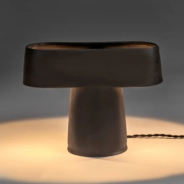 Lampe de table Romé en grès noir par Alex Gabriels - Serax