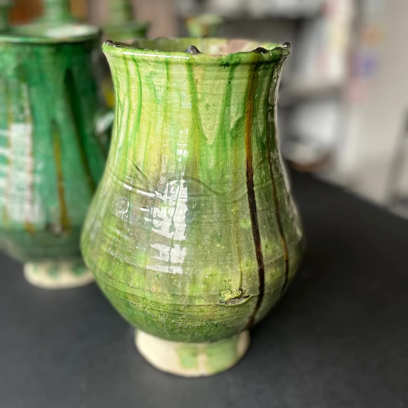 Vase de forme bombée en poterie traditionnelle de Tamegroute