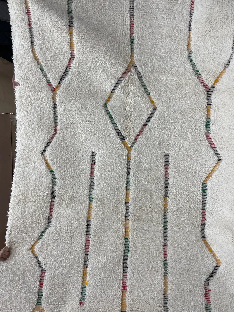 Tapis marocain Beni Ouarain blanc cassé à motifs multicolores 170x250 cm