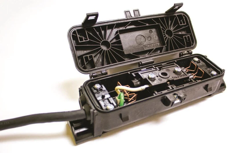 Quick connector with supply lead, for 1 to 3 cables