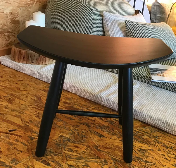 Tabouret en bois de hêtre noir forme japonisante
