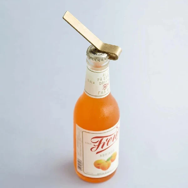 Ouvre bouteille design minimaliste en laiton - Moebe